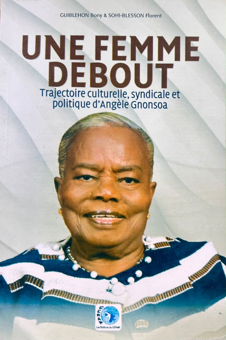 Couverture de  UNE FEMME DEBOUT